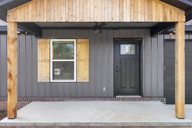 property entrance with covered porch and ceiling fan