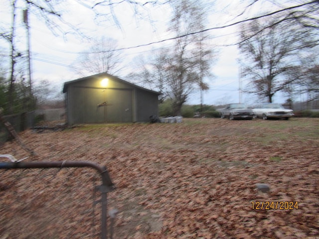 view of yard featuring an outdoor structure