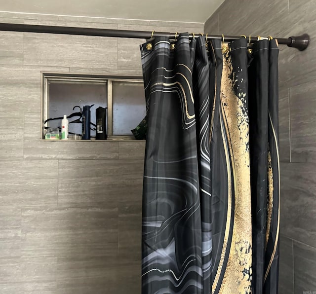 details with a shower with curtain