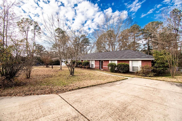 ranch-style house featuring a front lawn