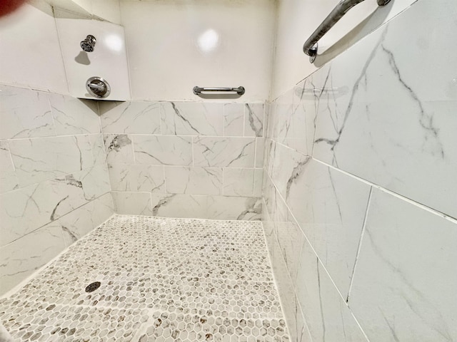 details featuring tiled shower