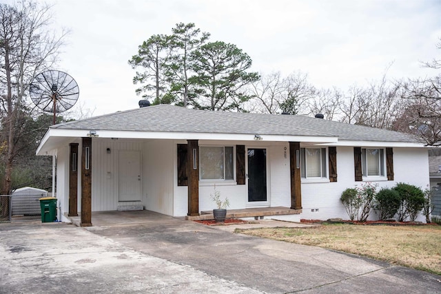 single story home featuring a front yard