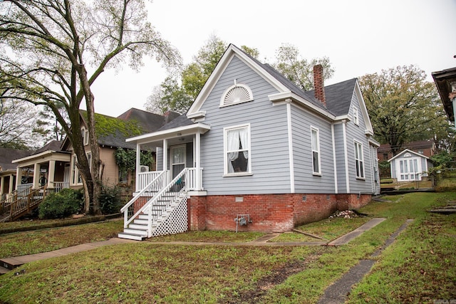 view of front of home featuring a front lawn