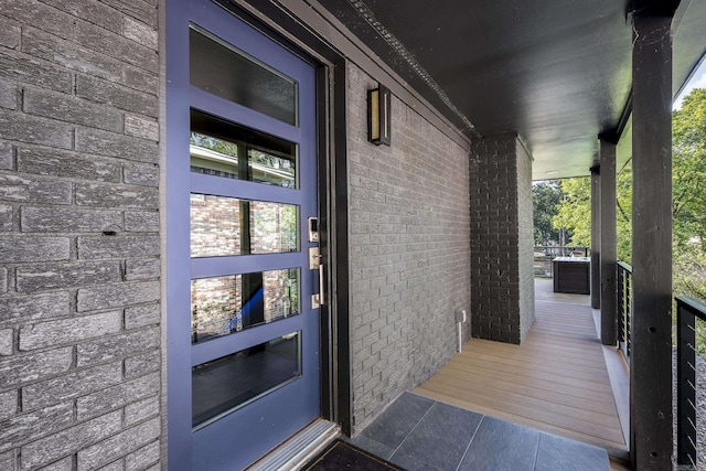 property entrance featuring a porch