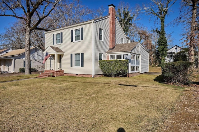 view of front facade with a front lawn