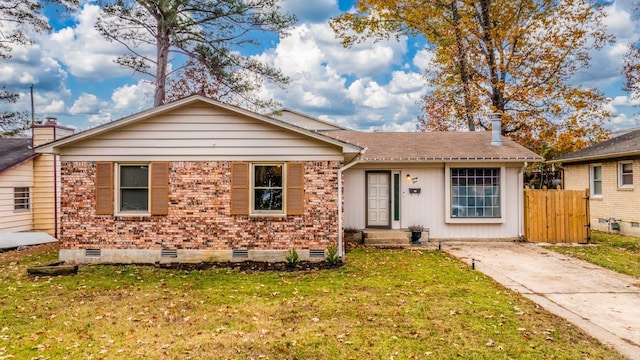 single story home featuring a front yard