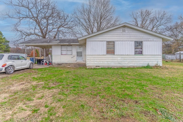 view of front of house featuring a front lawn and a carport