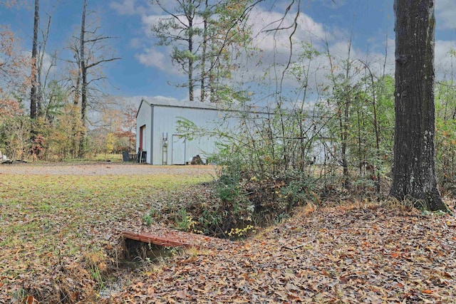 view of yard featuring an outdoor structure