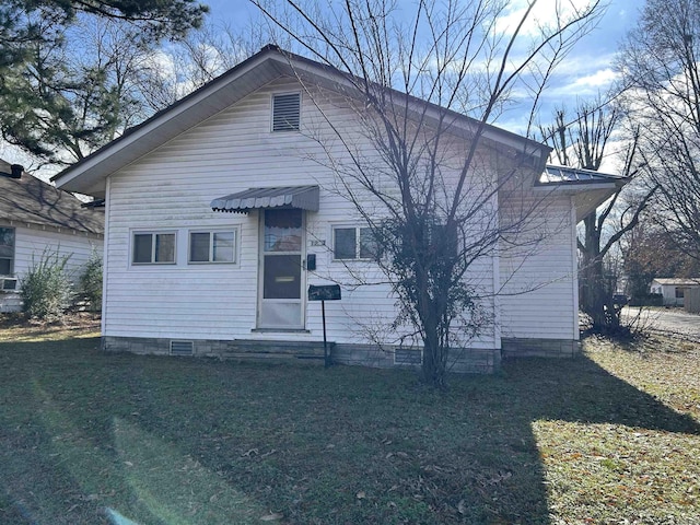 bungalow-style house with a front lawn