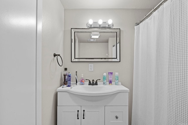 bathroom with a shower with shower curtain and vanity