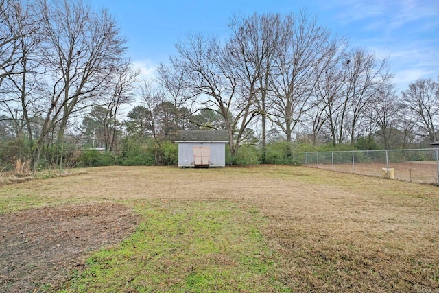 view of yard featuring a storage shed