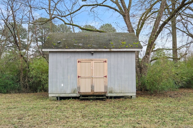 view of outdoor structure featuring a yard