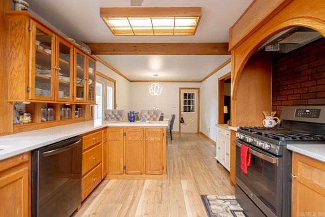 kitchen featuring kitchen peninsula, stainless steel appliances, crown molding, and light hardwood / wood-style floors