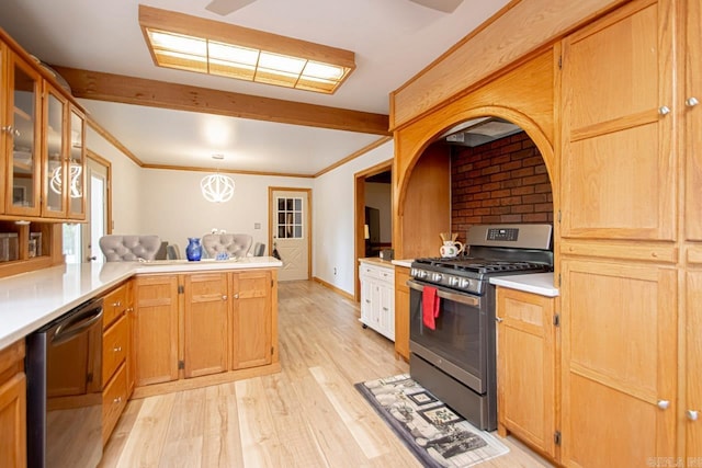 kitchen with kitchen peninsula, crown molding, stainless steel appliances, and light hardwood / wood-style floors