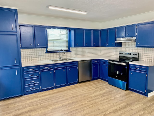 kitchen with sink, decorative backsplash, light wood-type flooring, blue cabinetry, and appliances with stainless steel finishes