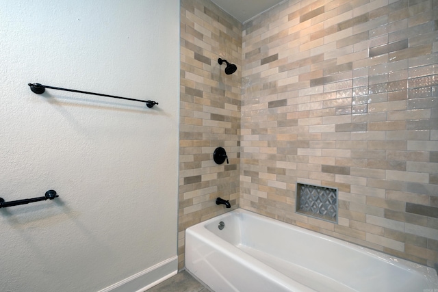 bathroom featuring tiled shower / bath