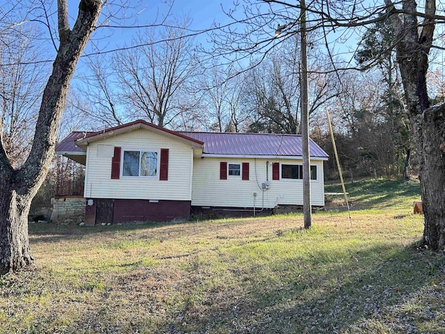 view of front of property with a front yard