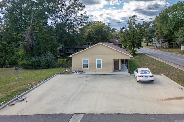 view of front of home featuring a front lawn