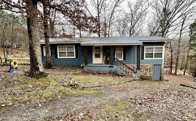 single story home featuring a porch