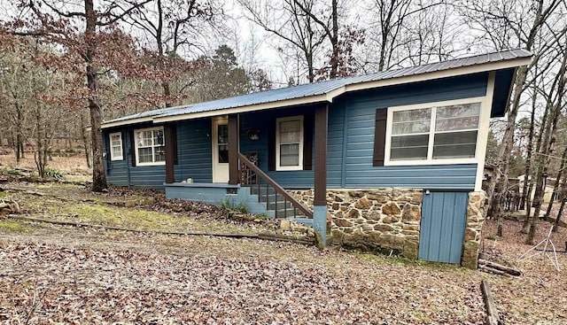 ranch-style home featuring a porch