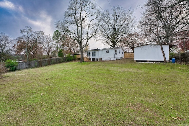 view of yard featuring a storage shed