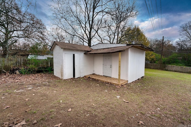 view of outdoor structure featuring a yard