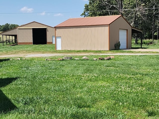 view of yard featuring a garage and an outdoor structure