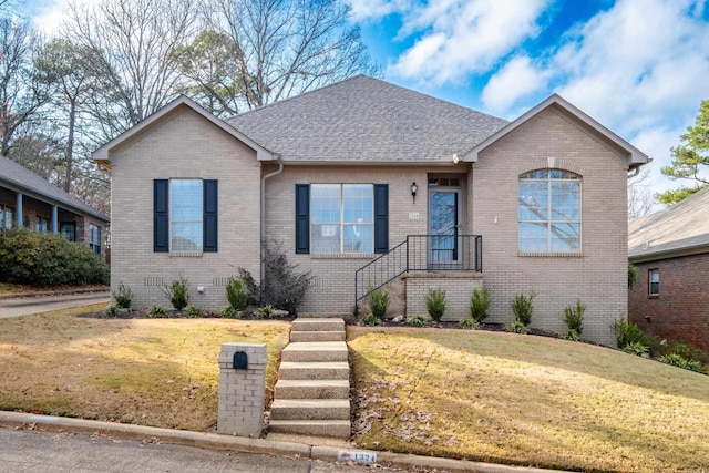 view of front of home featuring a front yard