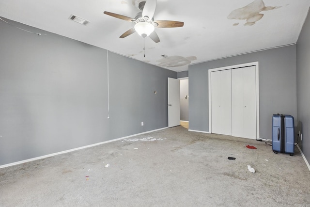 unfurnished bedroom featuring ceiling fan and a closet