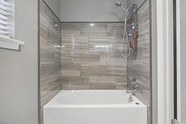 bathroom with tiled shower / bath combo