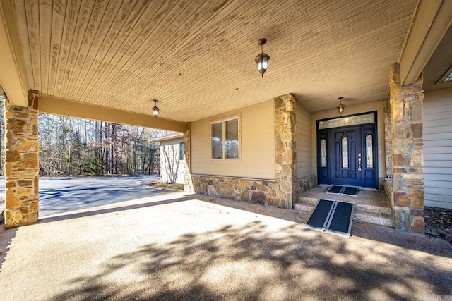 doorway to property with covered porch