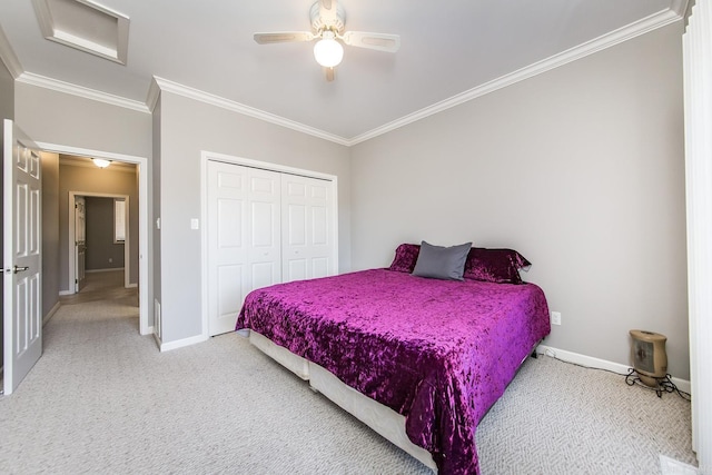 bedroom featuring ceiling fan, crown molding, light carpet, and a closet