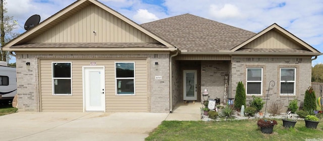 view of front of property featuring a front lawn