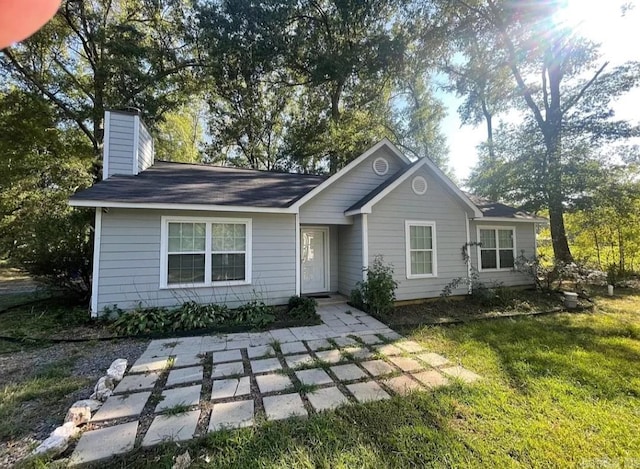 view of front facade featuring a front yard