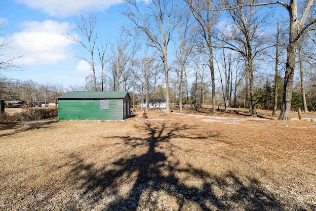 view of yard featuring an outdoor structure