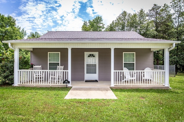 view of front of property featuring a front lawn and a porch