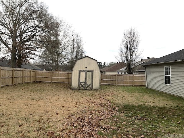 view of yard featuring a storage shed