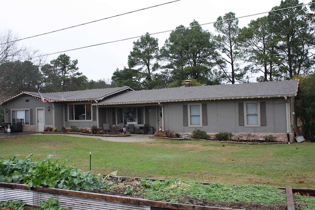 single story home with a front lawn