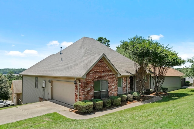 view of front of house featuring a front yard and a garage