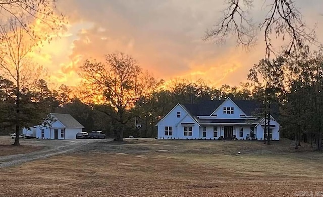 view of front of property featuring a yard