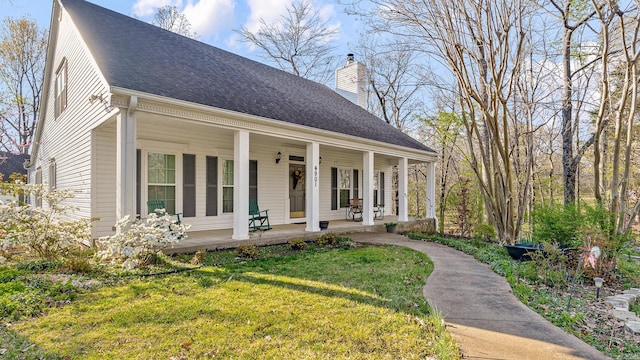 view of front facade with a front yard