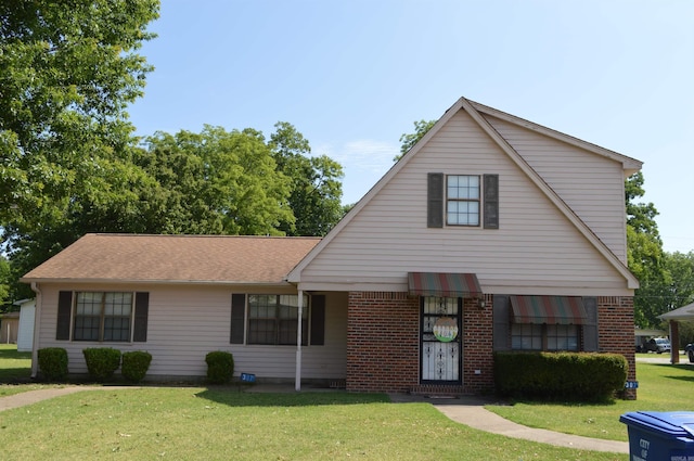 view of front of property featuring a front lawn