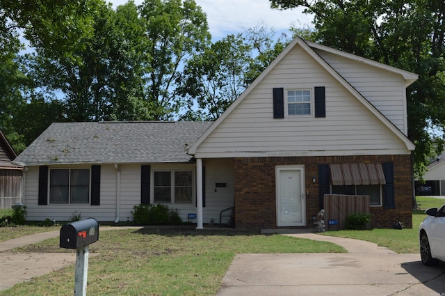 view of front of property featuring a front lawn