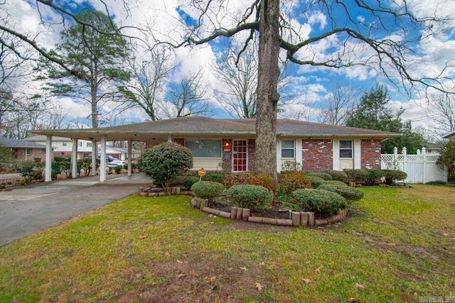 view of front of home featuring a front yard and a carport