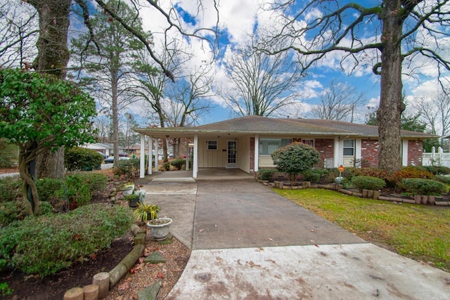 view of front facade featuring a carport