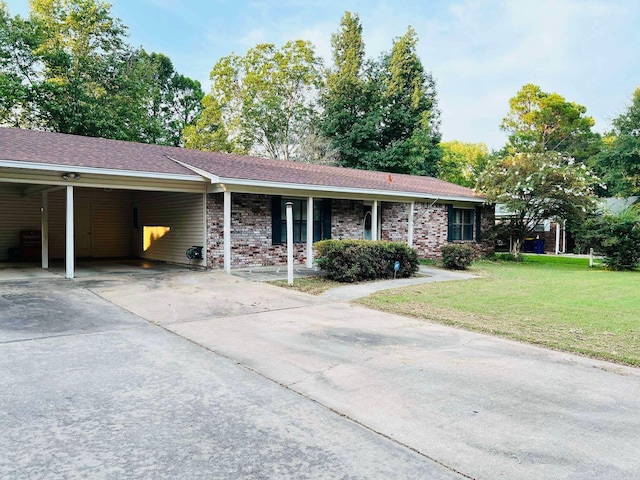 ranch-style home featuring a front lawn and a carport