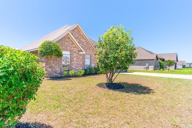 view of front of home featuring a front lawn