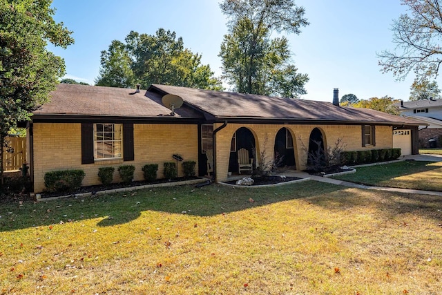 single story home featuring a front lawn