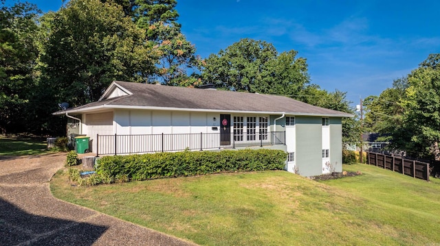 single story home with a front lawn