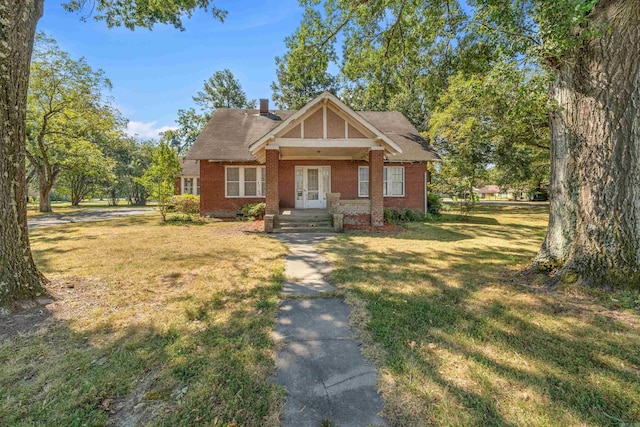 craftsman house with a front lawn